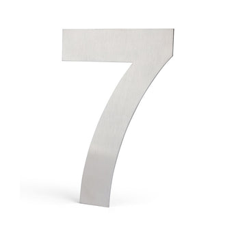 Een groot, metalen nummer zeven staat rechtop tegen een effen witte achtergrond, met de Adamo RVS 20cm van yessential.nl-een modern, zwevend huisnummer gemaakt van eersteklas roestvrij staal.