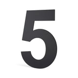 Een groot, zwart, driedimensionaal cijfer 5 staat rechtop op een witte achtergrond en doet denken aan de Animo Black 15cm (geen boor) van yessential.nl.