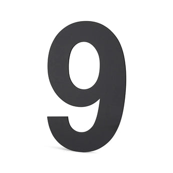 De Adamo Black 30cm van yessential.nl heeft een vet zwart nummer 9 op wit - ideaal voor wie op zoek is naar grote huisnummers zwart of een modern zwevend huisnummer.