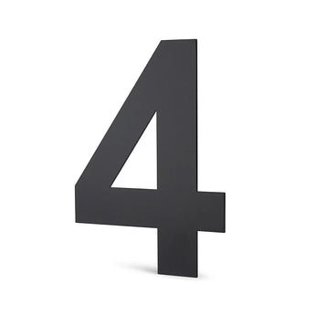 Een groot, zwart, driedimensionaal cijfer 4 staat rechtop op een witte achtergrond, lijkend op het yessential.nl Animo Black 15cm (geen boor) huisnummer ontwerp, en werpt een vage schaduw naar rechts.