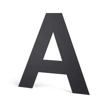 De Adamo Black 20cm van yessential.nl is een grote, zwarte hoofdletter A die rechtop staat op een effen witte achtergrond - ideaal als modern huisnummers accent of stijlvol huisnummer zwart bord.
