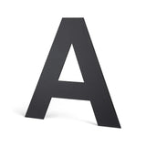 Een grote, zwarte hoofdletter A staat rechtop tegen een effen witte achtergrond, die lijkt op een Animo Black 15cm (zonder boor) letter van yessential.nl.