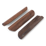 Drie Lucasso Walnut handgrepen van yessential.nl worden getoond op een witte achtergrond, met een gladde afwerking, unieke randvormen en twee stervormige schroefgaten - ideaal voor een natuurlijke inrichting.