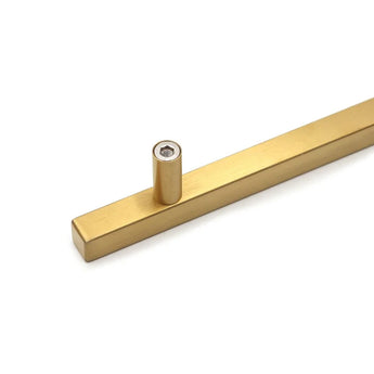 De Marano Gold handgreep van yessential.nl heeft een slanke gouden afwerking, een rechthoekige vorm en een enkel schroefgat op de verhoogde cilindrische paal - ideaal voor iedereen die op zoek is naar minimalistische handgrepen.