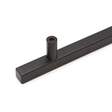 Een close-up van de Marano Black kastgreep van yessential.nl, met een moderne vierkante staaf en cilindrische paal, perfect voor minimalistische handgrepen, tegen een effen witte achtergrond.