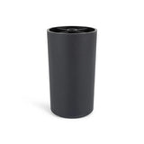 De Sicco Black 10cm van yessential.nl is een zwarte cilindrische beker met een matte afwerking en een rand met een kruispatroon. De beker staat rechtop op een witte achtergrond en weerspiegelt de strakke stijl van zwarte ronde meubelpootjes.