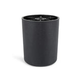 De Sicco Black 7cm van yessential.nl is een zwarte, cilindervormige plastic bloempot met een open bovenkant, afgebeeld op een witte achtergrond. De zichtbare binnenrand en drainagestructuur lijken op ronde meubelpootjes of stoere meubelpootjes zwart.