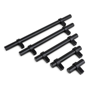 Vijf Arturo Black handgrepen van yessential.nl in verschillende lengtes zijn parallel gerangschikt op een witte achtergrond. Elke zwarte metalen handgreep heeft twee vierkante bevestigingen, waardoor ze ideale landelijke zwarte handgrepen zijn voor laden of kasten.