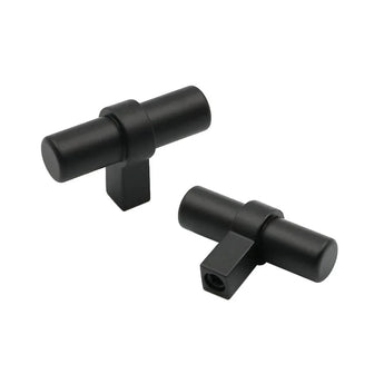 Twee matzwarte Arturo Black knoppen van yessential.nl, met korte rechthoekige stelen, worden weergegeven op een witte achtergrond - perfect voor een moderne keuken of als elegant kastbeslag.