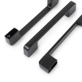 Drie strakke Ramiro Black Deluxe handgrepen van yessential.nl, elk met scherpe randen en zichtbare schroefgaten, staan diagonaal op een witte achtergrond.