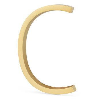 De Amato Gold 12,5cm huisnummer letter C van yessential.nl staat rechtop tegen een witte achtergrond.
