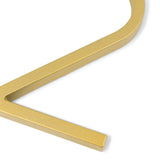 Close-up van de Amato Gold 15cm van yessential.nl, met alleen de onderkant en rechterkant van het goudmetallic nummer twee met strakke, rechte randen op een witte achtergrond.