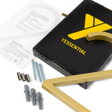 Een zwart yessential.nl doosje met een geel Y logo, goudkleurig metalen handvat, schroeven, muurpluggen, dopjes en instructieblad voor Amato Gold 15cm huisnummers gerangschikt op een wit oppervlak.