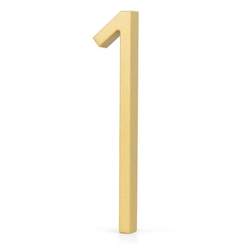 De Amato Gold 15cm van yessential.nl is een goudkleurig, driedimensionaal huisnummer één dat rechtop staat op een witte achtergrond-een moderne blikvanger voor elk huis.