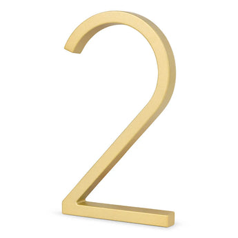 De Amato Gold 12,5cm van yessential.nl is een goudkleurig huisnummer 2 dat rechtop staat op een witte achtergrond. Ideaal voor wie moderne, elegante huisnummers zoekt.