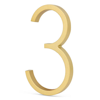 De Amato Gold 12,5cm van yessential.nl staat rechtop tegen een witte achtergrond - ideaal voor wie moderne huisnummers of elegante goudkleurige huisnummers wil.