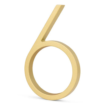 De Amato Gold 15cm van yessential.nl, een goudkleurige huisnummer 6, staat rechtop tegen een witte achtergrond en is perfect voor moderne huisnummers.