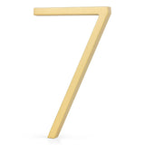 Een goudkleurige metallic nummer 7, de Amato Gold 12,5cm van yessential.nl, staat rechtop op een witte achtergrond - een moderne stijl van goudkleurige huisnummers.
