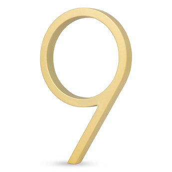 Een strak, modern gouden cijfer negen (Amato Gold 12,5cm by yessential.nl) op een effen witte achtergrond-ideaal voor iedereen die op zoek is naar Amato huisnummers of andere moderne huisnummers.