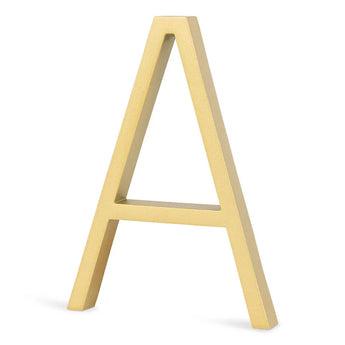 De Amato Gold 12,5cm van yessential.nl is een goudkleurige, driedimensionale letter A die rechtop staat en moderne elegantie brengt in elke ruimte.