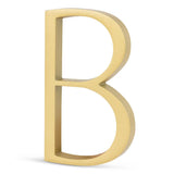 De Amato Gold 12,5cm van yessential.nl is een gouden, driedimensionale hoofdletter B die rechtop staat op een witte achtergrond - ideaal voor wie op zoek is naar moderne of elegante goudkleurige huisnummers.