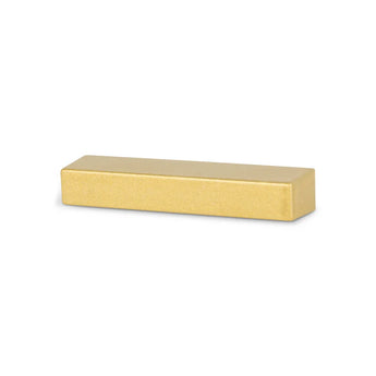 De Amato Gold 15cm van yessential.nl is een rechthoekige goudstaaf met gladde, platte oppervlakken en scherpe randen, tegen een effen witte achtergrond.