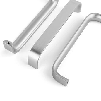 Drie Leonardo RVS Deluxe kastgrepen van yessential.nl zijn gerangschikt op een witte achtergrond, elk getoond vanuit een andere hoek om hun moderne, rechthoekige ontwerp en gladde geborstelde metalen afwerking te laten zien - ideaal voor eigentijdse ruimtes.