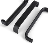 Drie Leonardo Black Deluxe handgrepen van yessential.nl worden getoond op een wit oppervlak, elk met een strak, modern ontwerp met afgeronde hoeken en gladde randen vanuit verschillende perspectieven.