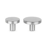 Twee ronde, zilveren Marizo RVS meubelknoppen van yessential.nl van verschillende afmetingen worden weergegeven op een witte achtergrond. Elke knop heeft een platte ronde bovenkant en een cilindrische steel voor bevestiging aan meubels.