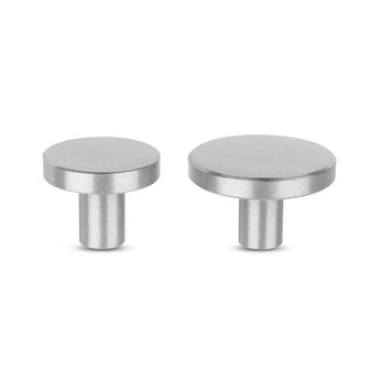 Twee ronde, zilveren Marizo RVS meubelknoppen van yessential.nl van verschillende afmetingen worden weergegeven op een witte achtergrond. Elke knop heeft een platte ronde bovenkant en een cilindrische steel voor bevestiging aan meubels.