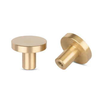 Twee ronde, goudkleurige Marizo Gold kastknoppen van yessential.nl worden getoond - één rechtop en één op zijn kant om de achterkant te onthullen. Perfecte elegante meubelknop of Marizo knopjes voor een moderne touch.