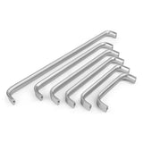 Zes zilveren Leonardo RVS Deluxe handgrepen van yessential.nl, in L-vorm, zijn parallel gerangschikt op een witte achtergrond, van kleinst vooraan naar grootst achteraan.