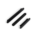 Drie Arriero Black Deluxe handgrepen van yessential.nl, elk met een andere lengte en afgeronde hoeken, zijn diagonaal geplaatst op een witte achtergrond.