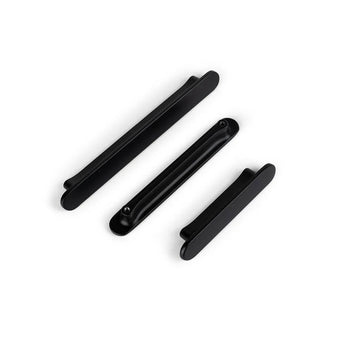 Drie Arriero Black Deluxe handgrepen van yessential.nl, elk met een andere lengte en afgeronde hoeken, zijn diagonaal geplaatst op een witte achtergrond.