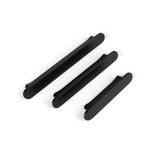 Drie Arriero Black Deluxe handgrepen van yessential.nl in verschillende lengtes zijn diagonaal gerangschikt op een witte achtergrond en voegen moderne stijl toe aan elke kast of lade.