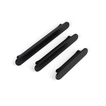 Drie Arriero Black Deluxe handgrepen van yessential.nl in verschillende lengtes zijn diagonaal gerangschikt op een witte achtergrond en voegen moderne stijl toe aan elke kast of lade.