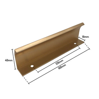 De Enzo Gold Deluxe van yessential.nl is een goudkleurige metalen plankdrager met een lip. Hij is 40 mm hoog, heeft een lip van 18 mm, een binnenlengte van 128 mm en een totale lengte van 168 mm. Geïnspireerd op profielhandgrepen of hoekgrepen goud. Er zijn twee schroefgaten zichtbaar.