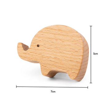 De Bambino Olifant van yessential.nl is een 7 cm x 5 cm houten meubelknop olifant voor de kinderkamer, met een eenvoudig ontwerp met zichtbare houtnerf, rond lichaam, korte slurf en klein zwart oog.