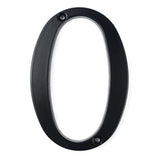 Het Matteo Black 10cm huisnummer van yessential.nl, met het cijfer nul in zwart en twee schroefgaten aan de boven- en onderkant voor bevestiging, is geïsoleerd afgebeeld op een witte achtergrond.