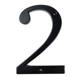 Het Matteo Black 10cm huisnummer van yessential.nl, gemaakt van kunststof of metaal met twee bevestigingsgaten, is perfect als stijlvol zwart deur- of muurnummer. Tegen een effen witte achtergrond voor een moderne look.