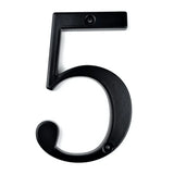 Het yessential.nl Matteo Black 10cm huisnummer "5" heeft een slanke metallic afwerking, twee bevestigingsgaten (boven en onder) en een witte achtergrond - ideaal voor gebruik als stijlvol huisnummerbord voor de voordeur.
