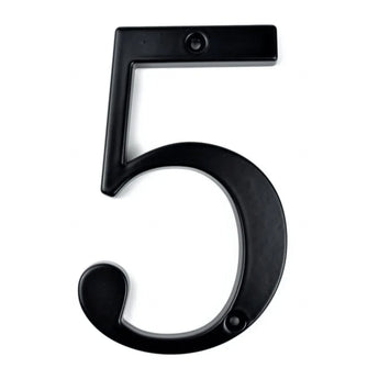 Het yessential.nl Matteo Black 10cm huisnummer "5" heeft een slanke metallic afwerking, twee bevestigingsgaten (boven en onder) en een witte achtergrond - ideaal voor gebruik als stijlvol huisnummerbord voor de voordeur.