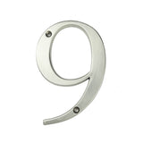 De Matteo Nickel 10cm van yessential.nl is een metalen nummer 9 met een geborstelde afwerking, twee schroefgaten (linksboven en gebogen onder), ideaal voor fans van nikkel huisnummers die op zoek zijn naar moderne stijl.