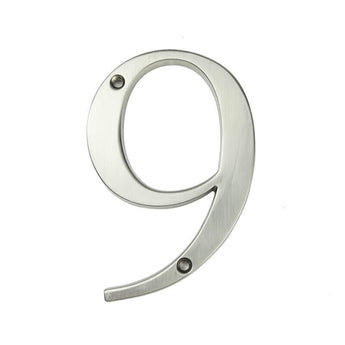 De Matteo Nickel 10cm van yessential.nl is een metalen nummer 9 met een geborstelde afwerking, twee schroefgaten (linksboven en gebogen onder), ideaal voor fans van nikkel huisnummers die op zoek zijn naar moderne stijl.