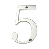 De Matteo Nickel 10cm van yessential.nl heeft een zilver metallic nummer 5 met een geborstelde afwerking, gemonteerd door twee zichtbare schroeven op een witte achtergrond - ideaal voor iedereen die op zoek is naar stijlvolle huisnummers.