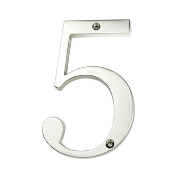 De Matteo Nickel 10cm van yessential.nl heeft een zilver metallic nummer 5 met een geborstelde afwerking, gemonteerd door twee zichtbare schroeven op een witte achtergrond - ideaal voor iedereen die op zoek is naar stijlvolle huisnummers.