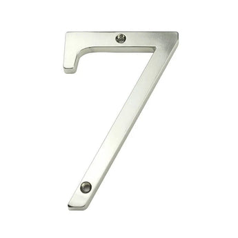 De yessential.nl Matteo Nickel 10cm is een metalen nummer zeven met een geborstelde afwerking, gemonteerd op een witte achtergrond met twee zichtbare schroeven, één aan de bovenkant en één aan de onderkant.