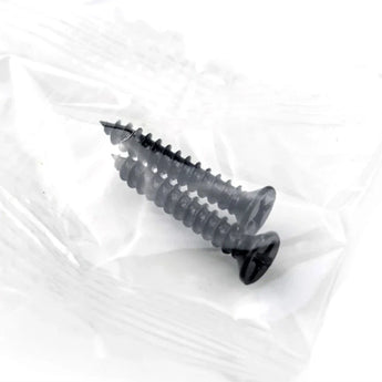 Twee zwarte schroeven voor het installeren van je yessential.nl Matteo Black 10cm huisnummer worden geleverd in een transparant plastic zakje met een witte achtergrond.