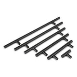 Vijf Remo Black metalen T-bar kastgrepen van yessential.nl, in verschillende lengtes, zijn diagonaal weergegeven op een witte achtergrond, om de moderne maatopties voor keukenkast handgrepen te benadrukken.