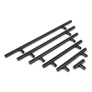 Fünf Remo Black-Metall-T-Bar-Schrankgriffe von yessential.de in verschiedenen Längen sind diagonal auf weißem Hintergrund abgebildet, um die modernen Größenoptionen für Küchenschrankgriffe hervorzuheben.